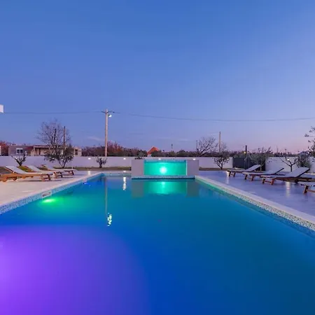 فيلة Mendula Galovac (Zadar)